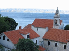 Vyhled z balkonu Omis, zvon v 6 rano probudi kazdyho jako v Romanu pro zeny